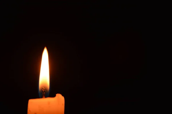 Singură Lumânare Strălucește Lumânare Albă Fundal Negru Close Illuminated Candle — Fotografie, imagine de stoc