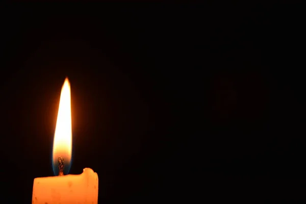 Одна Свічка Світить Білому Тлі Свічки Закрити Світлодіодну Свічку Темному — стокове фото