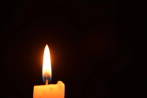 Singură Lumânare Strălucește Lumânare Albă Fundal Negru Close Illuminated Candle — Fotografie, imagine de stoc