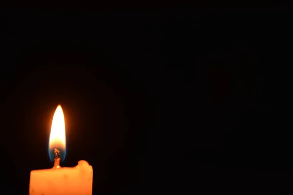 Singură Lumânare Strălucește Lumânare Albă Fundal Negru Close Illuminated Candle — Fotografie, imagine de stoc