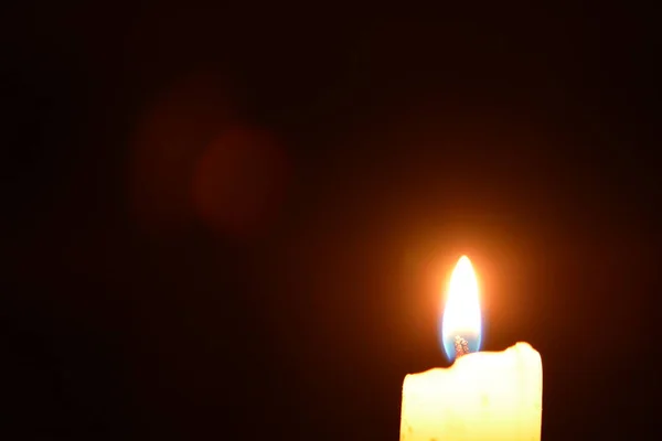 Singură Lumânare Strălucește Lumânare Albă Fundal Negru Close Illuminated Candle — Fotografie, imagine de stoc