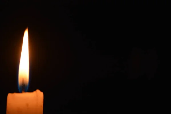 Одна Свічка Світить Білому Тлі Свічки Закрити Світлодіодну Свічку Темному — стокове фото