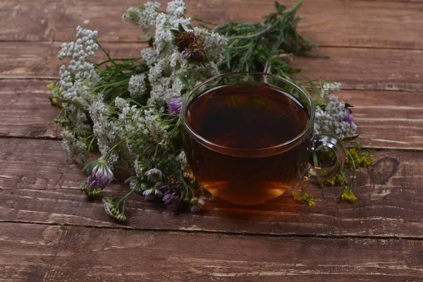 各种干枯的草本植物和淡淡的木桌上的草本茶 准备药用植物进行植物治疗和促进健康 — 图库照片