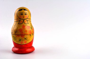 Matryoshka: Geleneksel Rus oyuncak bebekleri seti. Beyaz izole arka planda geleneksel Rus bebeği