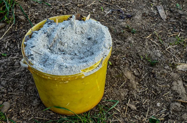 Full Bucket Ash Close Fertilizing Soil Garden Spring Iron Bucket — Stock Photo, Image