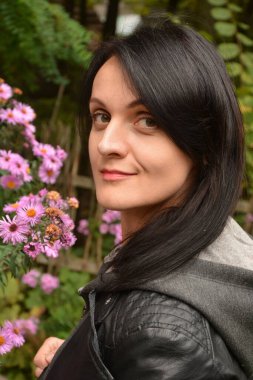 Güzel ciltli kadın, doğal temiz ciltli kadın güzelliğiyle yüzleşir. Kameraya bakarak gülümseyen çekici kadının portresi.