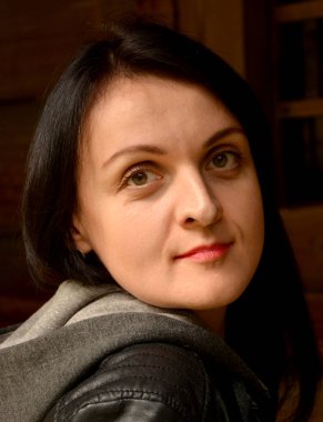 Güzel ciltli kadın, doğal temiz ciltli kadın güzelliğiyle yüzleşir. Kameraya bakarak gülümseyen çekici kadının portresi.