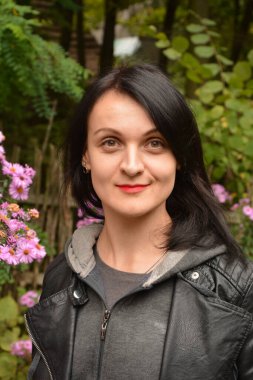 Güzel ciltli kadın, doğal temiz ciltli kadın güzelliğiyle yüzleşir. Kameraya bakarak gülümseyen çekici kadının portresi.