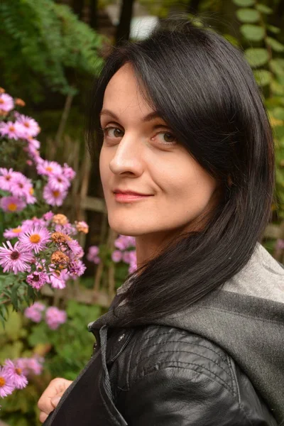 Güzel ciltli kadın, doğal temiz ciltli kadın güzelliğiyle yüzleşir. Kameraya bakarak gülümseyen çekici kadının portresi.