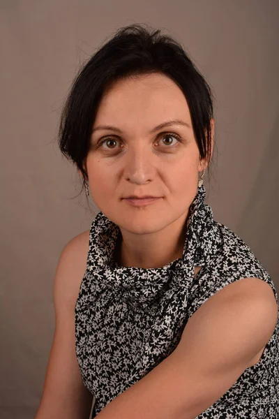 Güzel ciltli kadın, doğal temiz ciltli kadın güzelliğiyle yüzleşir. Kameraya bakarak gülümseyen çekici kadının portresi.