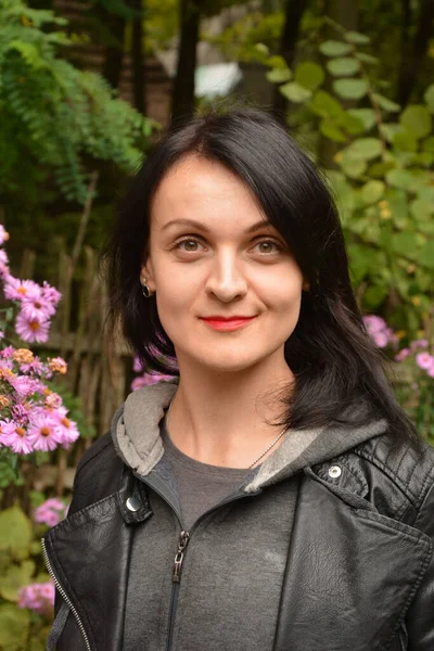 Güzel ciltli kadın, doğal temiz ciltli kadın güzelliğiyle yüzleşir. Kameraya bakarak gülümseyen çekici kadının portresi.