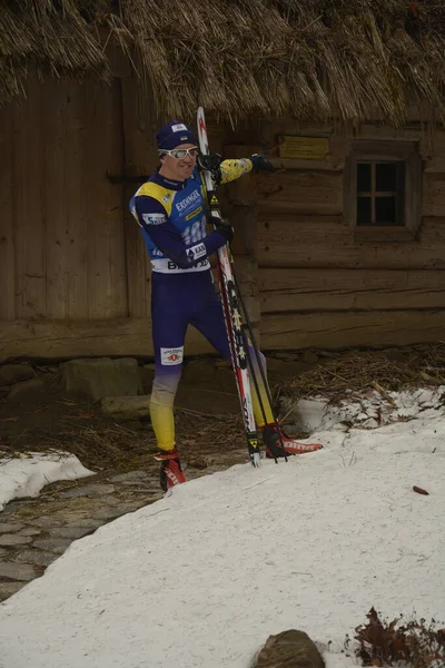 リヴだ ウクライナだ 2021年1月欧州バイアスロン選手権の二度のメダリストビクトル キルヒツキー民俗建築博物館でスキー散歩公園エリアでスキー散歩 — ストック写真