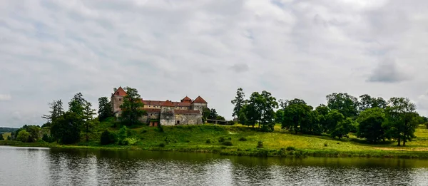 Προβολή Του Αρχαίου Κάστρου Στο Svirzh Ουκρανία Μεσαιωνικό Κάστρο Στο — Φωτογραφία Αρχείου