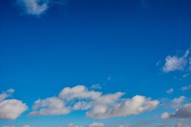 Mavi gökyüzü bulutlu bulutlar. Mavi ve beyaz bulutlu güzel bulutlar. Gün ışığında arka planda.