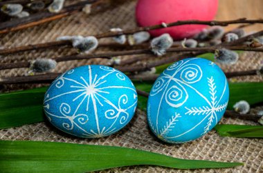 Kuş yuvasında üç mavi benekli yumurta, Paskalya bayramı süslemeleri, Paskalya konsepti arka planı. Tavuk yumurtası üzerine geleneksel Ukrayna karalamaları..