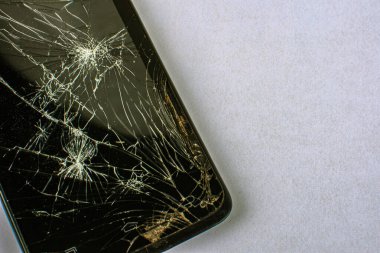 Bozuk ekranlı cep telefonu beyaz ekranda izole edildi. Hasarlı cep telefonu, çatlak modern dokunmatik ekran. Elektronik tamir servisi, kaza sigortası konsepti..