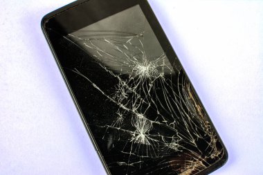 Bozuk ekranlı cep telefonu beyaz ekranda izole edildi. Hasarlı cep telefonu, çatlak modern dokunmatik ekran. Elektronik tamir servisi, kaza sigortası konsepti..