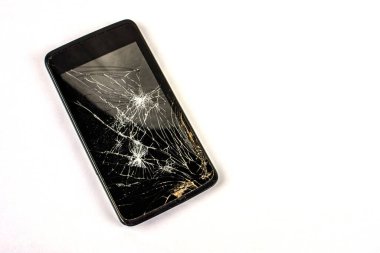 Bozuk ekranlı cep telefonu beyaz ekranda izole edildi. Hasarlı cep telefonu, çatlak modern dokunmatik ekran. Elektronik tamir servisi, kaza sigortası konsepti..