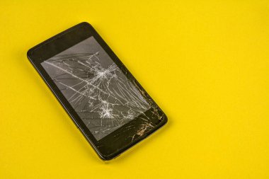 Bozuk ekranlı cep telefonu beyaz ekranda izole edildi. Hasarlı cep telefonu, çatlak modern dokunmatik ekran. Elektronik tamir servisi, kaza sigortası konsepti..