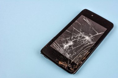 Bozuk ekranlı cep telefonu beyaz ekranda izole edildi. Hasarlı cep telefonu, çatlak modern dokunmatik ekran. Elektronik tamir servisi, kaza sigortası konsepti..