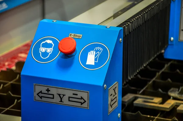 赤い非常ボタンまたはストップボタンを押してください 産業機械のためのStopボタン 安全のための緊急停止 工業施設で — ストック写真