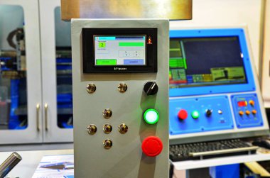 Kırmızı acil durum düğmesi ya da El Tuşu için dur düğmesi. Endüstriyel makine için stop düğmesi, güvenlik için acil durum durağı. Kırmızı ışık. Fabrikada ve endüstriyel tesiste.