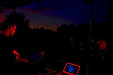 Lviv. Ukrayna. Bulanık odak noktasında gecenin 2021 Ağustos 'u. Gece kulüplerinde dans pistinde parti yapan bir grup genç. Parlak sahne ışıkları önünde konser kalabalığı.