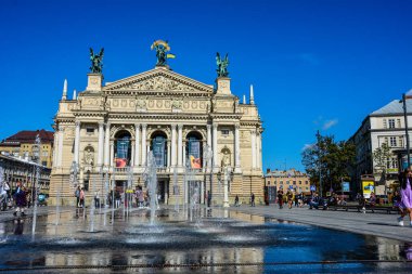 Lviv. Ukrayna. Ağustos 2021 'de şehrin merkezindeki Opera Binası. Opera binasının yanındaki Lviv 'in merkezi. Eski kasabadaki sokaklar ve binalar. Fotoğraf Lviv 'e giderken çekildi..