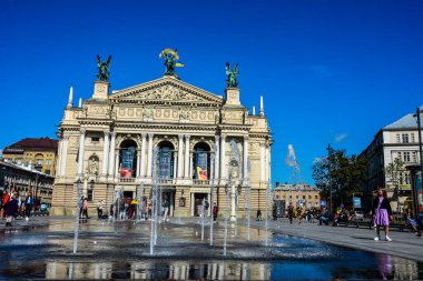Lviv. Ukrayna. Ağustos 2021 'de şehrin merkezindeki Opera Binası. Opera binasının yanındaki Lviv 'in merkezi. Eski kasabadaki sokaklar ve binalar. Fotoğraf Lviv 'e giderken çekildi..