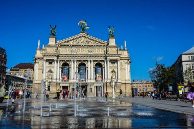 Lviv. Ukrayna. Ağustos 2021 'de şehrin merkezindeki Opera Binası. Opera binasının yanındaki Lviv 'in merkezi. Eski kasabadaki sokaklar ve binalar. Fotoğraf Lviv 'e giderken çekildi..