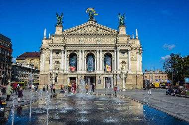 Lviv. Ukrayna. Ağustos 2021 'de şehrin merkezindeki Opera Binası. Opera binasının yanındaki Lviv 'in merkezi. Eski kasabadaki sokaklar ve binalar. Fotoğraf Lviv 'e giderken çekildi..