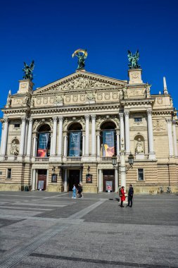 Lviv. Ukrayna. Ağustos 2021 'de şehrin merkezindeki Opera Binası. Opera binasının yanındaki Lviv 'in merkezi. Eski kasabadaki sokaklar ve binalar. Fotoğraf Lviv 'e giderken çekildi..