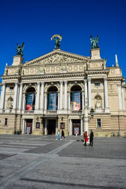 Lviv. Ukrayna. Ağustos 2021 'de şehrin merkezindeki Opera Binası. Opera binasının yanındaki Lviv 'in merkezi. Eski kasabadaki sokaklar ve binalar. Fotoğraf Lviv 'e giderken çekildi..