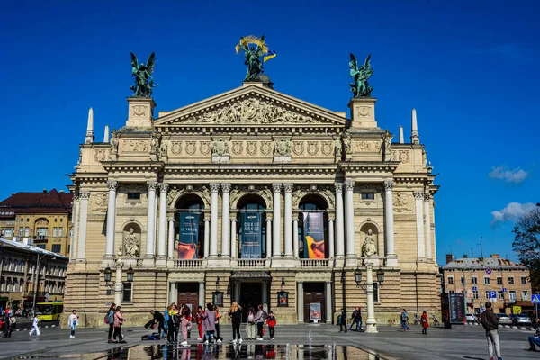 Lwów Ukraina Sierpień 2021 Opera Centrum Miasta Centrum Lwowa Pobliżu — Zdjęcie stockowe