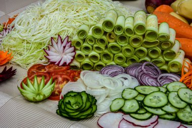 Çeşitli sebze oymacılığı. Meyve ve sebze oymacılığı. Yemek dekorasyonu. Sebze çiçekleri