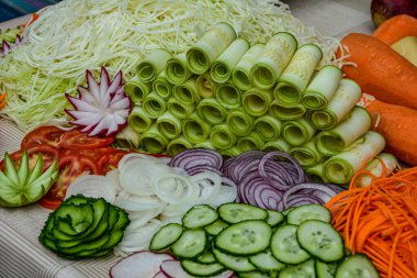 Çeşitli sebze oymacılığı. Meyve ve sebze oymacılığı. Yemek dekorasyonu. Sebze çiçekleri