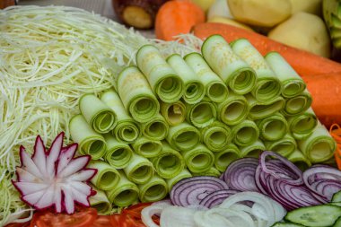 Çeşitli sebze oymacılığı. Meyve ve sebze oymacılığı. Yemek dekorasyonu. Sebze çiçekleri