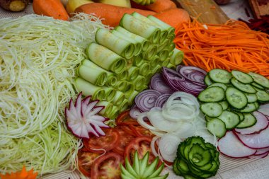 Çeşitli sebze oymacılığı. Meyve ve sebze oymacılığı. Yemek dekorasyonu. Sebze çiçekleri. Çeşitli sebzeler.