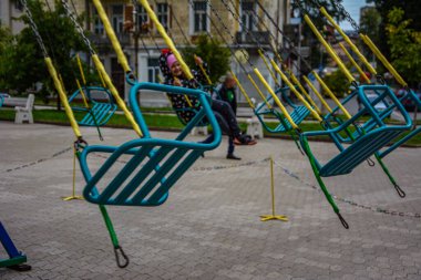 Drogobich. Lviv bölgesi. Ukrayna. Eylül, 2021. Atlıkarınca çocuk koltukları lunaparkta hızla koşuyor. Boş çocukların atlı karıncaları kanatlarda bekliyor.