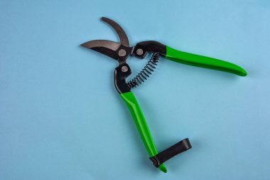 Beyaz arkaplanda izole edilmiş .secateurs üzerinde bahçe pruner secateurs aracı