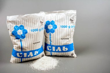 Lviv. Ukrayna. Mart 2022 Ukrayna devlet kuruluşu Artemsol 'un plastik tuz torbası.