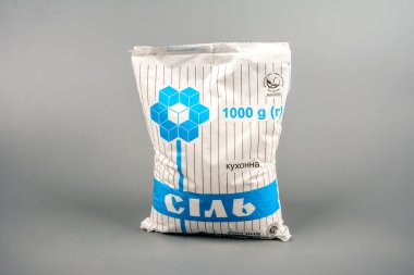 Lviv. Ukrayna. Mart 2022 Ukrayna devlet kuruluşu Artemsol 'un plastik tuz torbası.