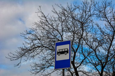 İngiliz otobüs durağı tabelası ve mavi bir gökyüzü. Otobüs Durağı tabelası.