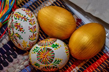 Bahar, el yapımı Paskalya yumurtaları. Renkli yumurtaların geleneksel tasarımlarla karıştırılması. Geleneksel Ukrayna paskalya yumurtaları..