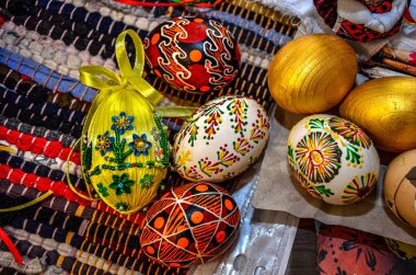 Bahar, el yapımı Paskalya yumurtaları. Renkli yumurtaların geleneksel tasarımlarla karıştırılması. Geleneksel Ukrayna paskalya yumurtaları..
