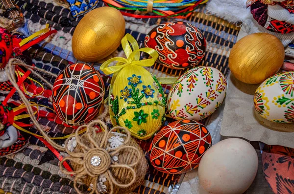 手工制作的复活节彩蛋 彩蛋与传统设计的混合 传统的乌克兰东方彩蛋 — 图库照片