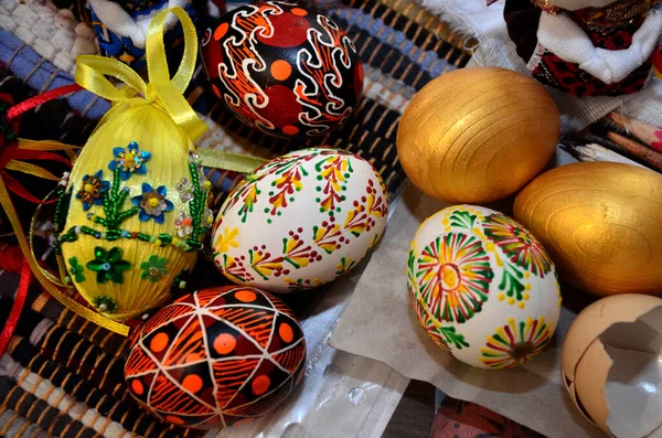 手工制作的复活节彩蛋 彩蛋与传统设计的混合 传统的乌克兰东方彩蛋 — 图库照片