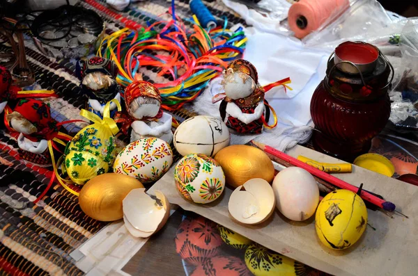 Wiosna Ręcznie Malowane Pisanki Mix Kolorowych Jaj Tradycyjnymi Wzorami Tradycyjne — Zdjęcie stockowe