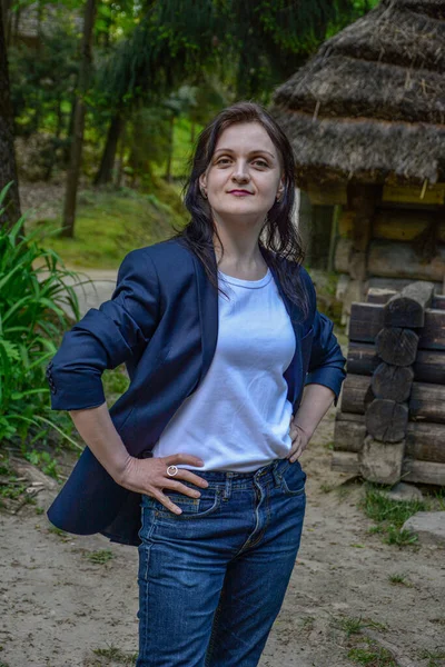 Unga Företag Kaukasiska Kvinna Säker Att Hålla Händerna Höfter Porträtt — Stockfoto