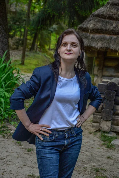 Unga Företag Kaukasiska Kvinna Säker Att Hålla Händerna Höfter Porträtt — Stockfoto